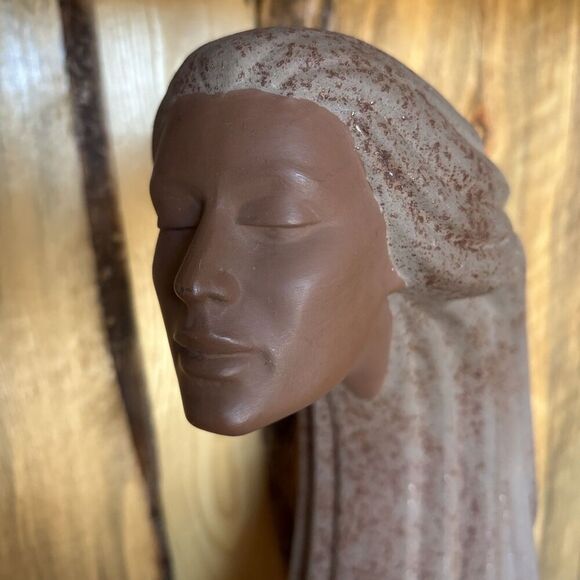 “Woman of the Wind" or "Moderne Frauenbüste Mit Langem Haar Aus Steinguss” - Picture 3 of 14